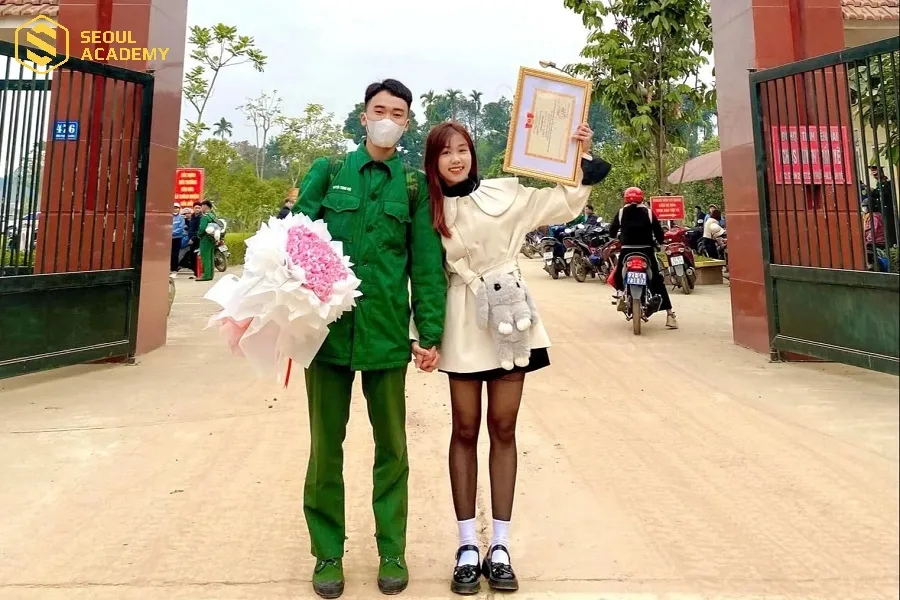 Thăm người yêu là bộ đội cần giữ tác phong, thái độ lịch sự, giữ chừng mực và tặng những món quà ý nghĩa