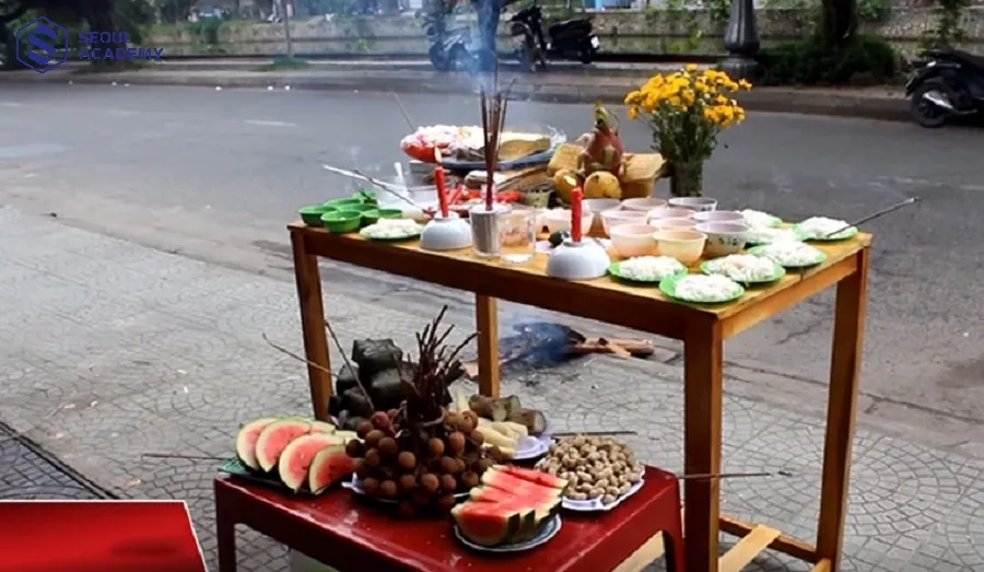 Mâm cúng cô hồn tháng 8 thịnh soạn và mang nhiều ý nghĩa hơn cúng cô hồn các tháng khác