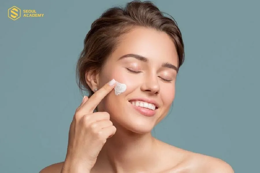 Sử dụng kem chống nắng sau khi peel da để bảo vệ làn da khỏi tác hại của tia UV và ngăn ngừa tình trạng sạm, nám