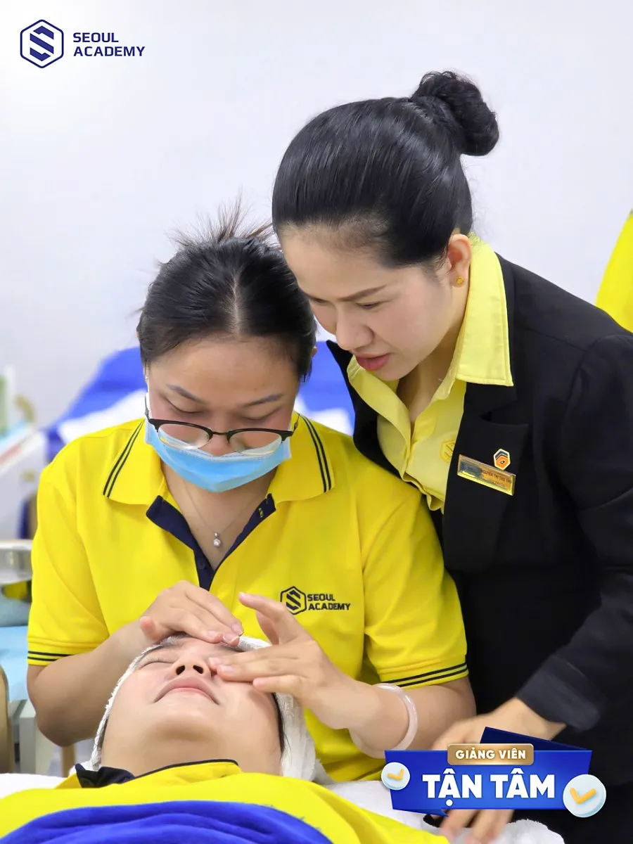 Học nghề với đội ngũ giảng viên chuyên nghiệp, tận tâm chi phí cũng sẽ cao hơn so với việc tự học nghề