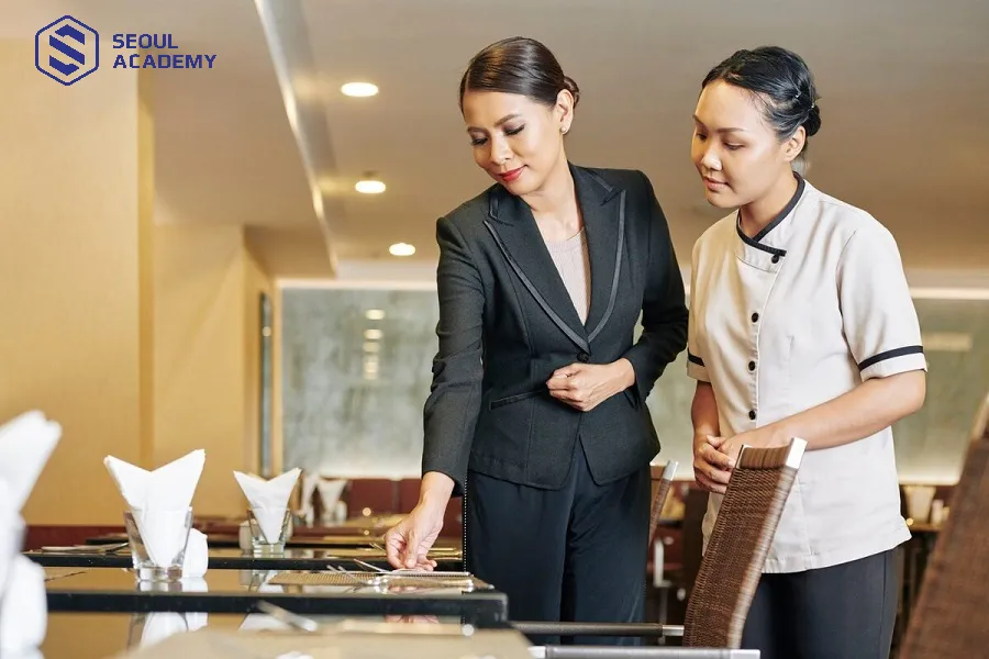 Nữ giới làm việc trong ngành nhà hàng - khách sạn sẽ có thể phát huy tốt khả năng giao tiếp và chăm sóc khách hàng