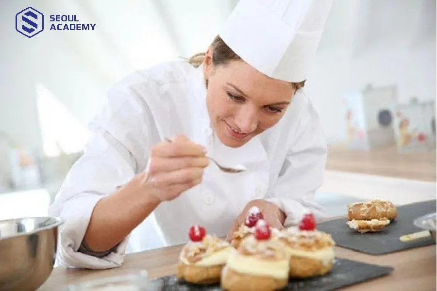 Làm bánh cũng là lựa chọn khá phù hợp với nữ giới có sự tỉ mỉ và đam mê sáng tạo các loại bánh