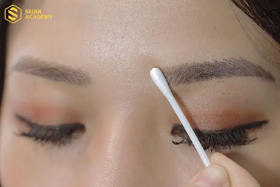 Bôi thuốc mỡ giúp kích thích bong mày
