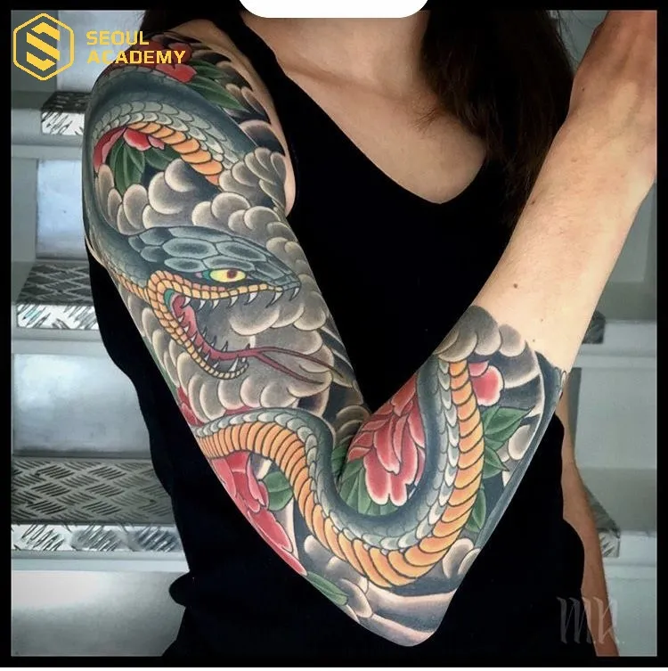 Mẫu hình xăm rắn Nhật cổ quẩn quanh tay là biểu tượng cho quyền lực và sự tái sinh