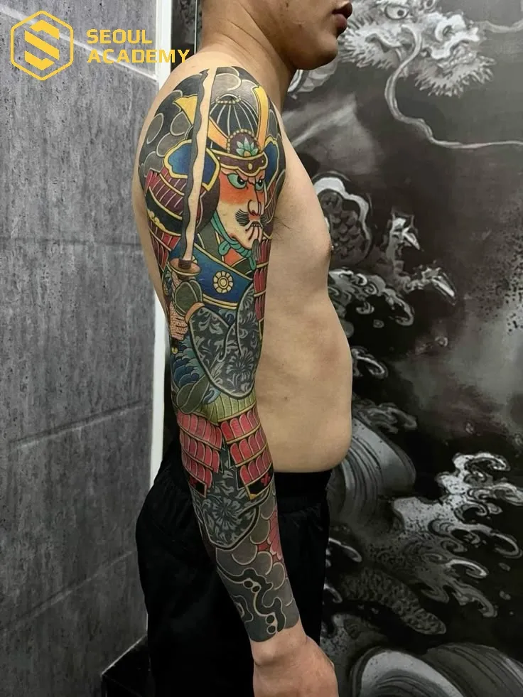 Samurai nhật cổ ở bắp tay, tượng trưng dũng cảm và trung thành