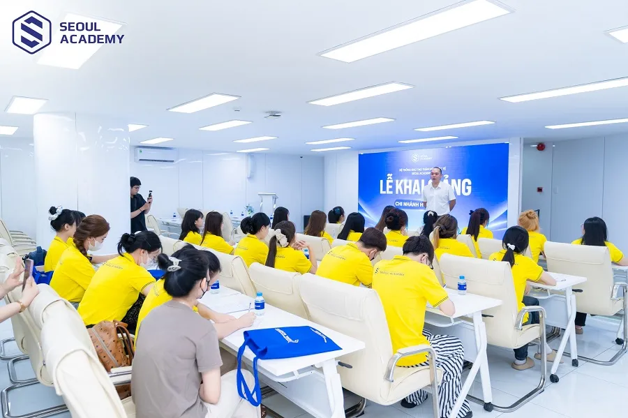 Lớp học tại Seoul Academy được trực tiếp các chuyên gia đứng lớp