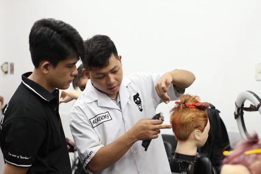 Khóa học tóc nam chuyên nghiệp trang bị cho học viên đầy đủ kiến thức, kỹ thuật cắt, tạo kiểu tóc nam