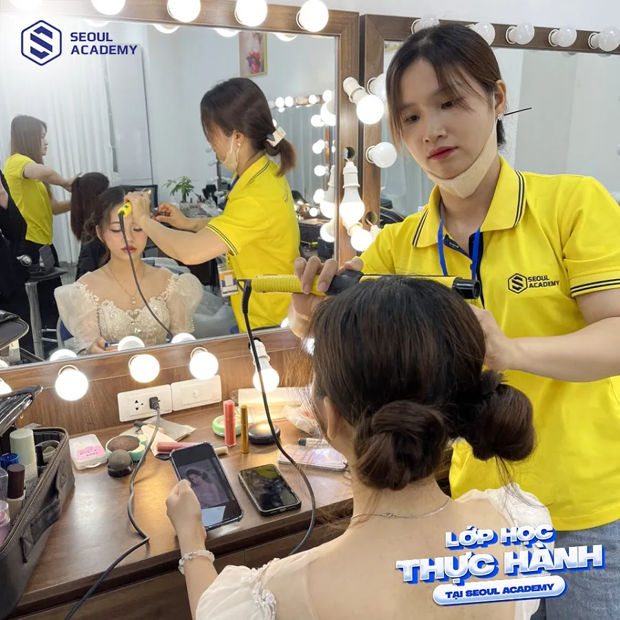 Học viên tại Seoul Academy sẽ thường xuyên được thực hành trực tiếp trên mẫu thật giúp vững tay nghề và tự tin làm việc thực tế