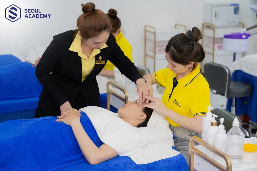 Đội ngũ giảng viên tận tâm “cầm tay chỉ việc” cho học viên trong suốt quá trình thực hành
