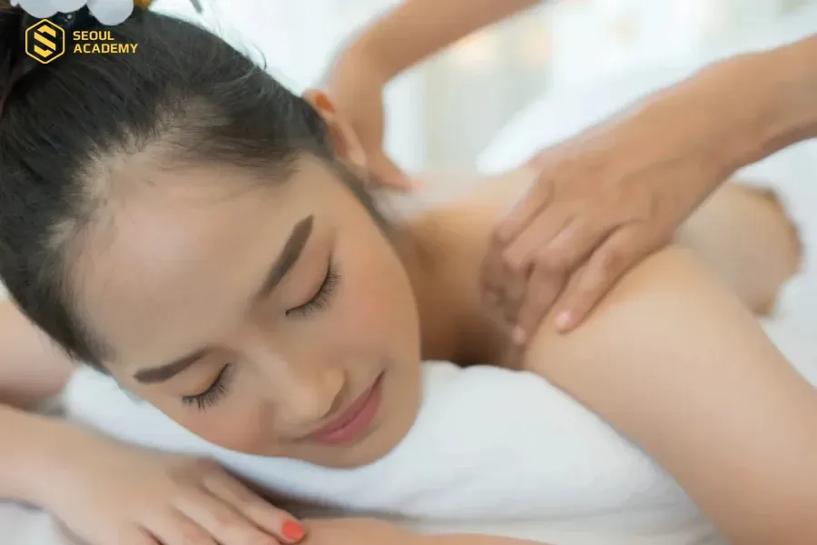 Kỹ thuật viên thực hiện bài bản các thao tác giúp khách hàng cảm thấy thoải mái khi đến với spa