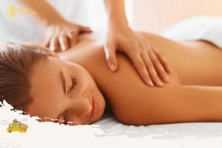Đội ngũ kỹ thuật viên massage tại Xe Bus Yêu Thương đều là những người khiếm thị được đào tạo bài bản, chuyên nghiệp