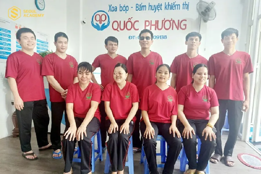 Đội ngũ kỹ thuật viên khiếm thị tận tâm tại massage Quốc Phương