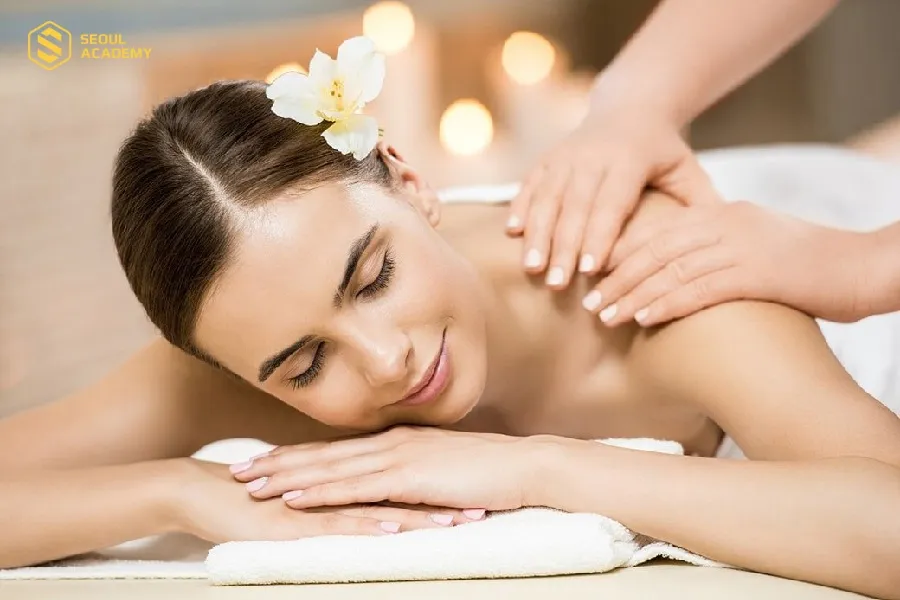 Kỹ thuật viên tận tâm tại An Vita Massage Khiếm thị & Nail mang đến cho khách hàng trải nghiệm thư giãn tuyệt vời