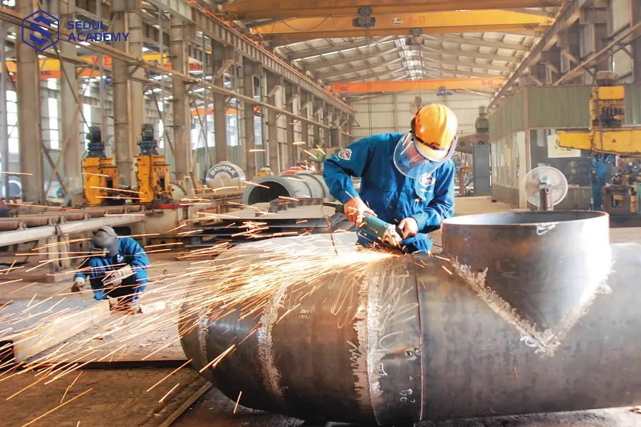 Ngành công nghệ, công nghiệp máy móc, cơ khí và sắt thép cũng là gợi ý ngành nghề phù hợp với người mệnh Kim
