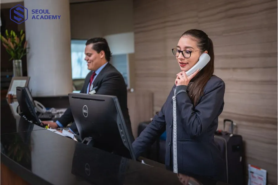Lễ tân là nghề hợp với người mệnh thủy