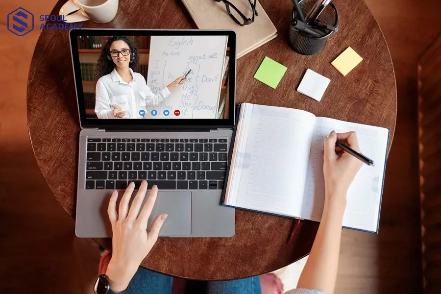 Dạy kèm online là một gợi ý nghề tay trái cho dân văn phòng phù hợp với người có kiến thức chuyên môn vững và có khả năng sư phạm