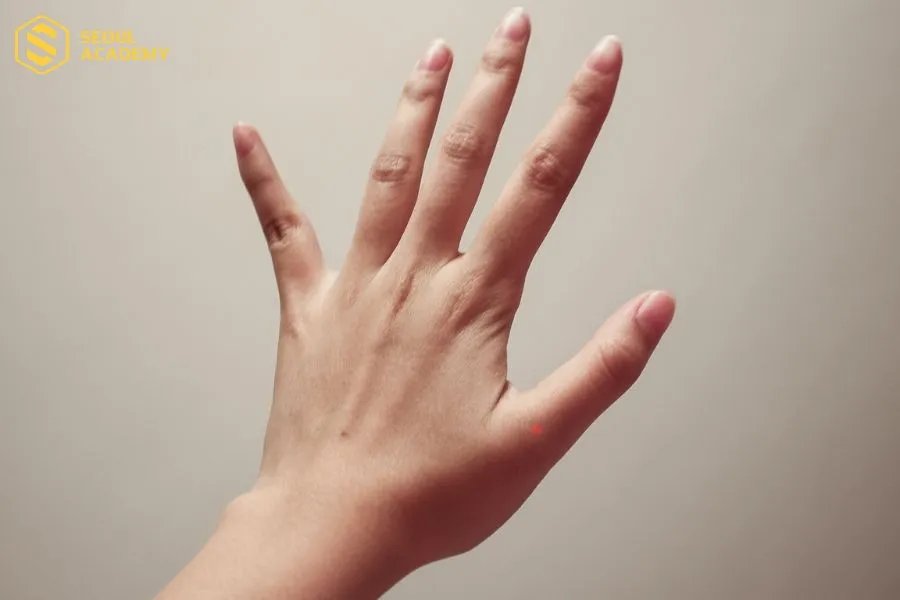 Nốt ruồi son ở ngón tay cái đại diện cho sự thông minh, quyết đoán, khả năng lãnh đạo
