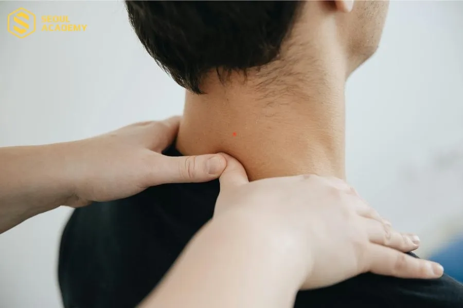 Nốt ruồi son ở sau gáy là những nốt ruồi son phú quý mang đến may mắn cho cả nam và nữ