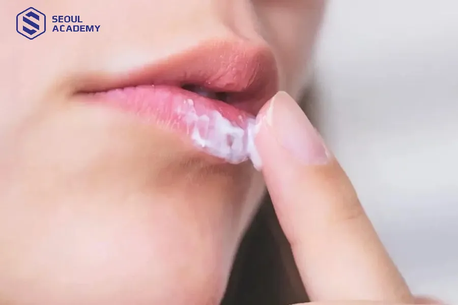 Chăm sóc và xử lý đúng cách khi môi xuất hiện mụn nước sau khi phun xăm