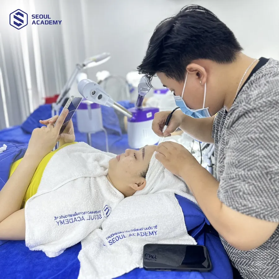 Con trai học nghề spa được đánh giá là không nam tính, ảnh hưởng đến sự tự tin của nam giới trong môi trường làm việc