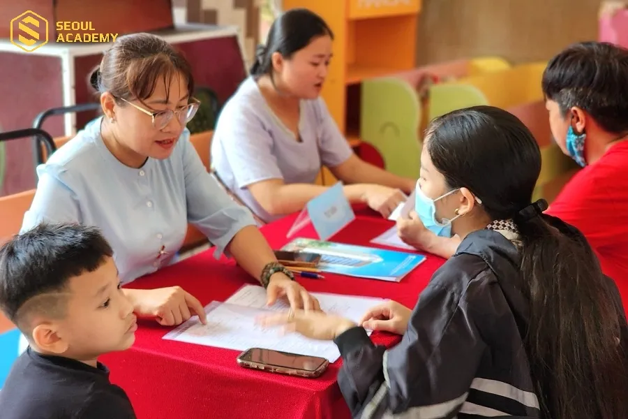 Sau khi đăng ký online, phụ huynh sẽ kết hợp nộ hồ sơ tuyển sinh trực tiếp tại trường