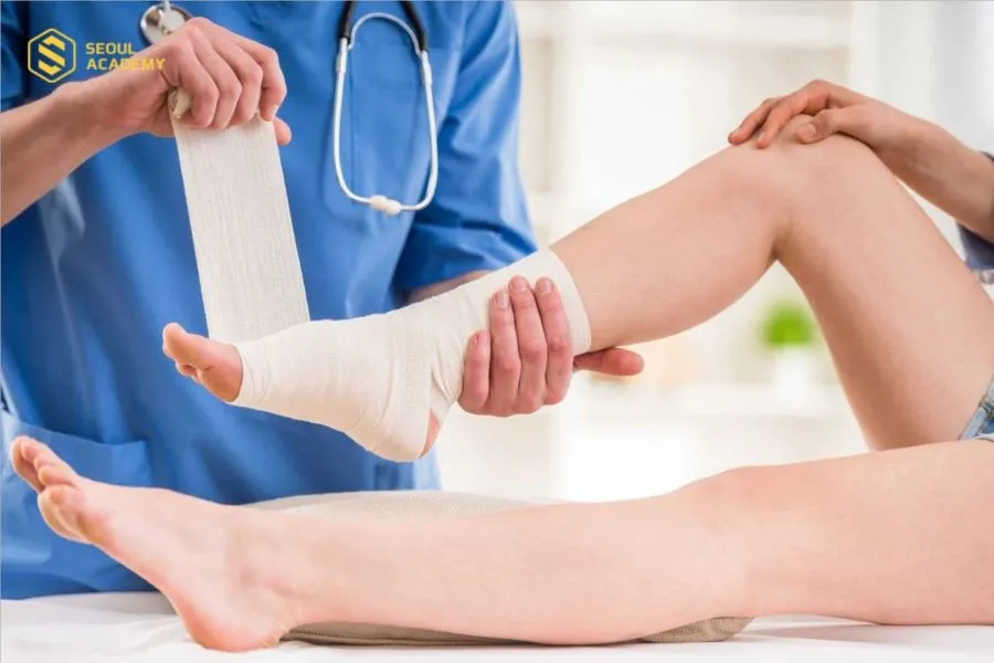 Học viên sẽ được thực hành các kỹ năng cơ bản như thay băng vết thương, tiêm chích nhằm hỗ trợ bác sĩ