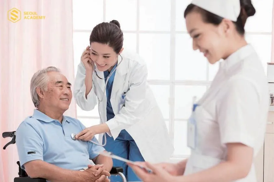 Nếu bạn muốn làm điều dưỡng viên chính thức tại bệnh viện, thì bạn cần phải có thêm chứng chỉ chuyên môn cùng giấy phép hành nghề theo quy định