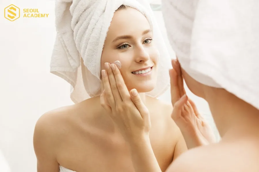 Đừng bỏ qua bước làm sạch, cấp ẩm và chống nắng cho da trước khi trang điểm