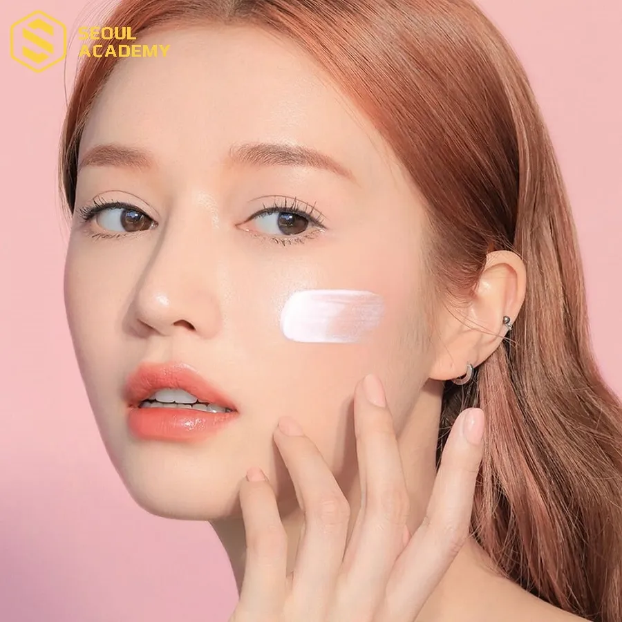 Sử dụng kem lót giúp làm mịn bề mặt, se nhỏ lỗ chân lông và giúp lớp cushion bám chặt hơn