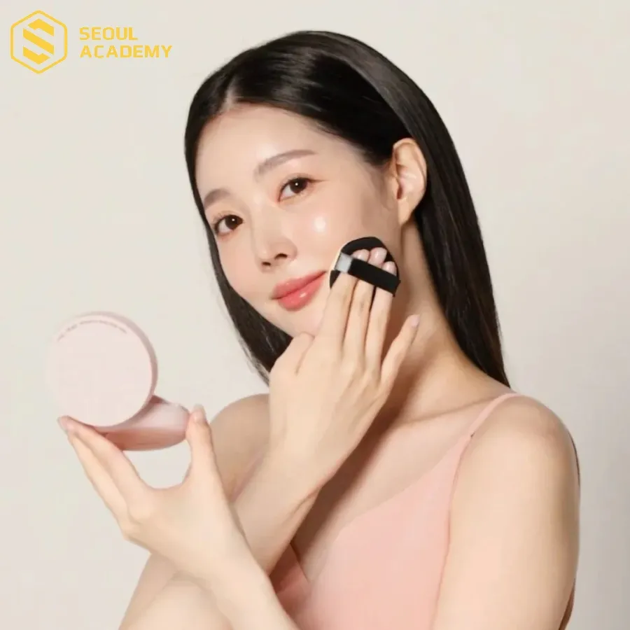 Dặm cushion đều tay để lớp nền mịn màng, đều màu