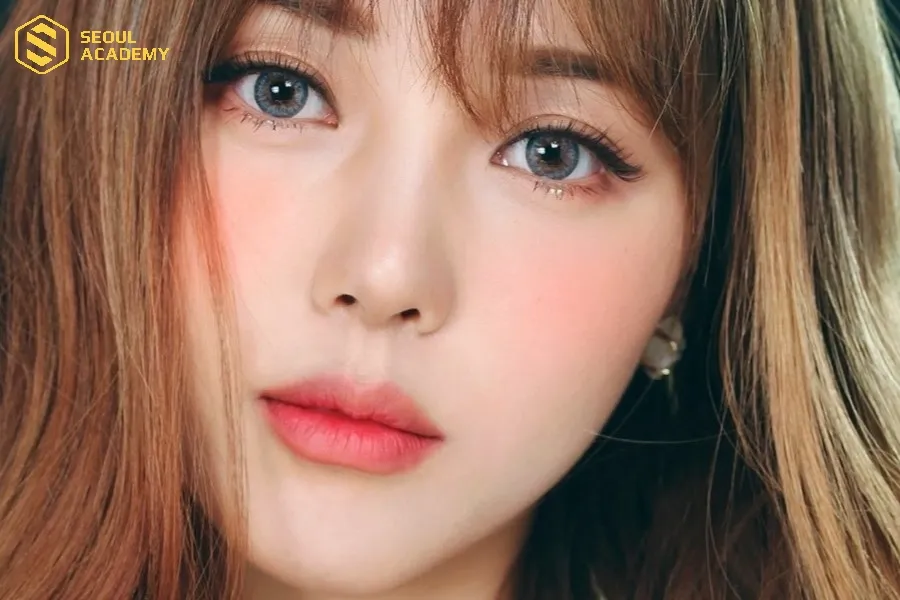 Lựa chọn màu son tự nhiên để phù hợp với lớp trang điểm cushion nhẹ nhàng
