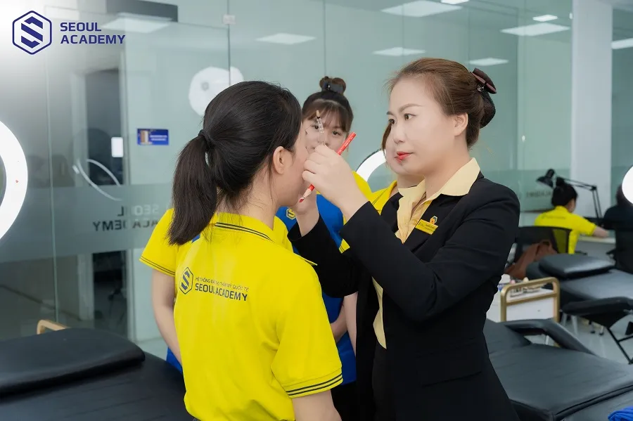 Học viên của Seoul Academy được thực hành kỹ thuật trực tiếp trên mẫu thật dưới sự hướng dẫn của giảng viên giúp nhanh chóng nâng cao tay nghề