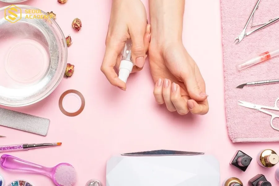 Chuẩn bị đầy đủ các dụng cụ trước khi dũa móng Chuẩn bị đầy đủ các dụng cụ trước khi dũa móng