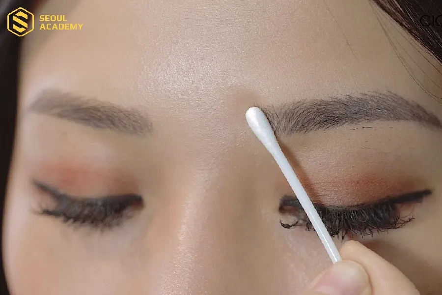 Vệ sinh lông mày đúng cách để làm sạch bụi bẩn và vi khuẩn, tránh viêm nhiễm chân mày sau phun xăm