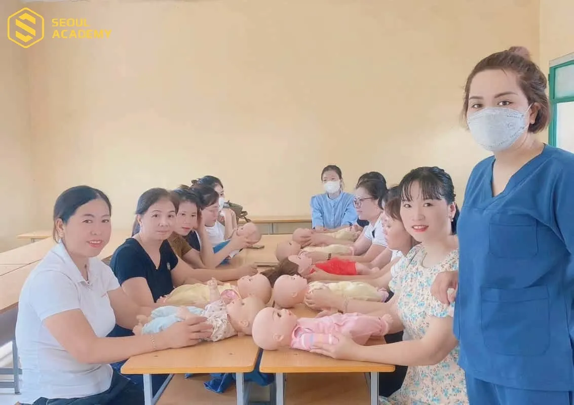 Sau khi đã được trang bị đầy đủ kiến thức lý thuyết học viên sẽ được thực hành các kỹ năng trên mô hình chuyên dụng dưới sự giám sát của giảng viên
