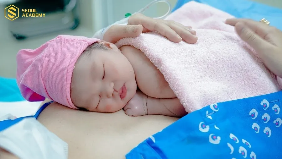 Chăm sóc mẹ và bé sau sinh là nội dung quan trọng bạn cần nắm vững kỹ năng