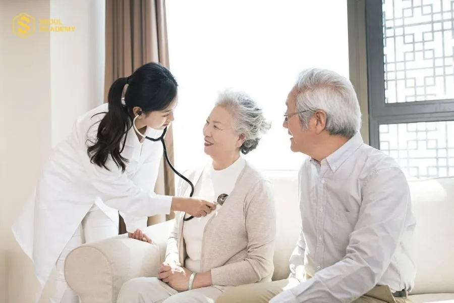 Học chăm sóc người lớn tuổi không khó, vì trong chương trình học sẽ trang bị kiến thức hỗ trợ, chăm sóc, trấn an tinh thần của người già