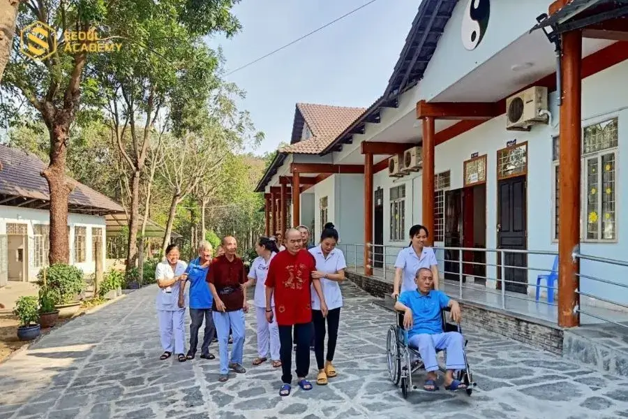 Bạn có thể học chuyên sâu để nhận chứng chỉ hành nghề theo quy định nếu muốn phát triển lâu dài trong lĩnh vực chăm sóc sức khỏe