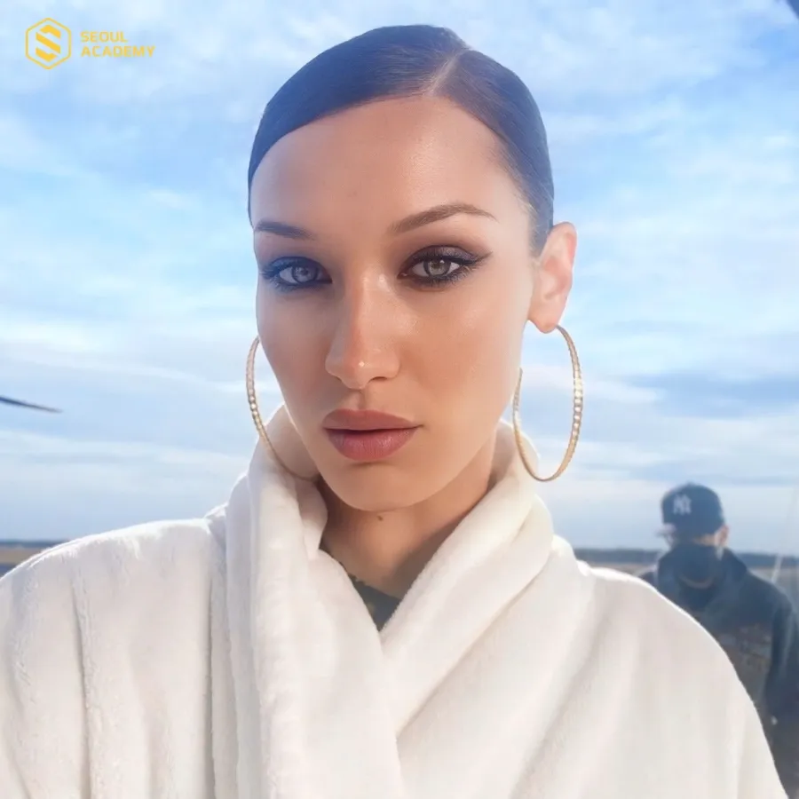 Chân mày lá liễu làm gương mặt high fashion của Bella thêm phần sắc sảo, cuốn hút