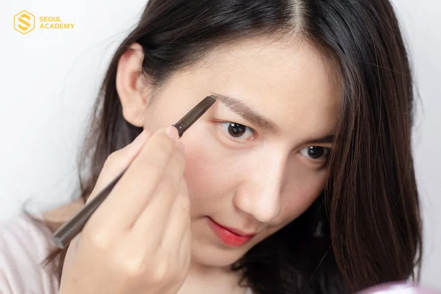 Kẻ lông mày lá liễu tại nhà giúp tiết kiệm chi phí 