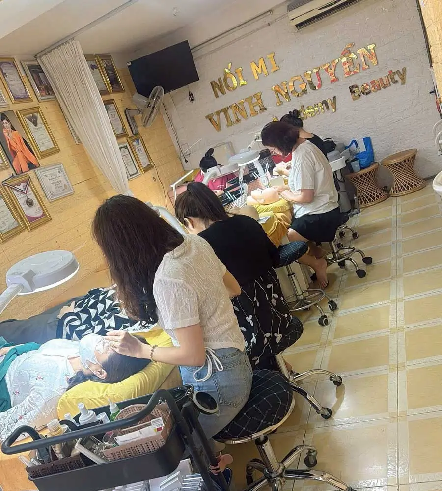 Không chỉ là địa chỉ đào tạo nối mi chuyên nghiệp, Nối Mi Vinh Nguyễn còn cung cấp đa dạng các sản phẩm nối mi