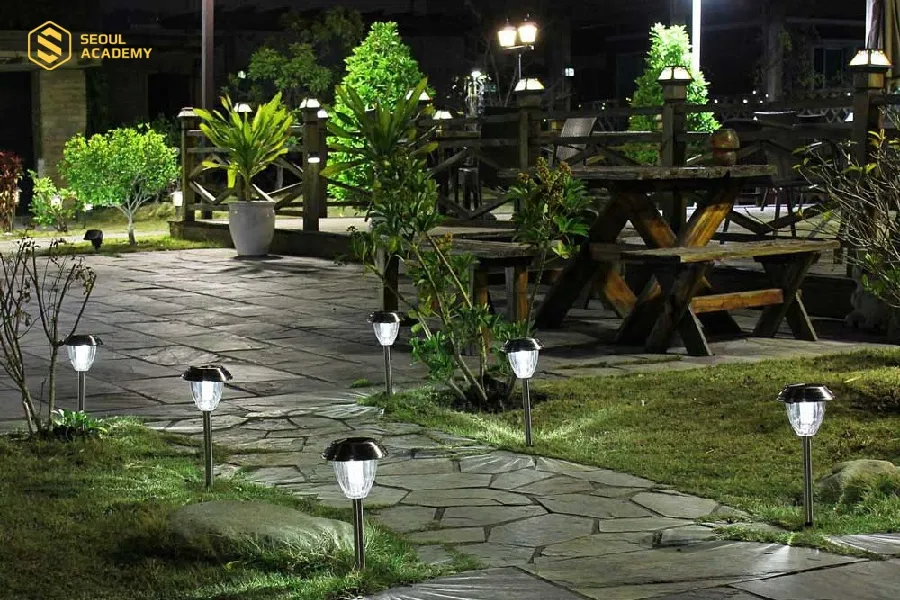 Lắp đặt đèn LED sân vườn là cách hiệu quả để ngăn dơi tiếp cận ngôi nhà bạn
