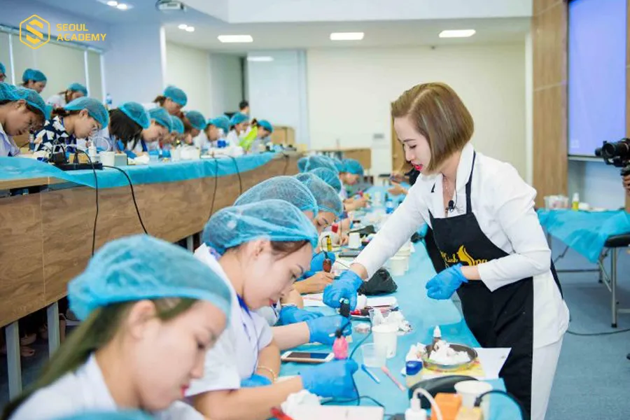 Khóa học điêu khắc lông mày tại học viện thẩm mỹ Eva Xinh