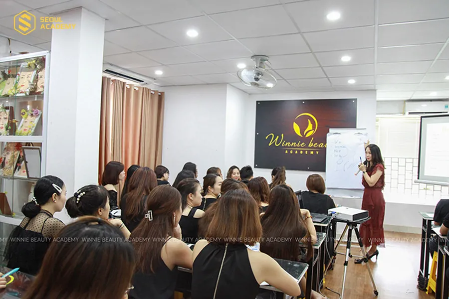 Khóa học điêu khắc lông mày tại Winnie Beauty Academy