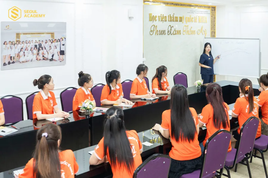 Buổi học lý thuyết tại học viện thẩm mỹ quốc tế MAYA