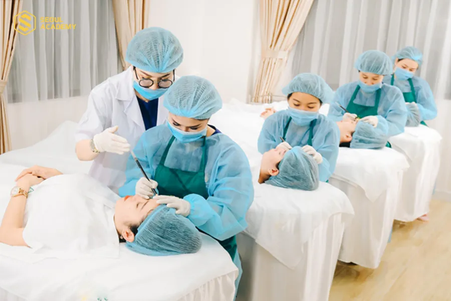 Học viên tại SCI được dạy kèm 1:1 với giảng viên