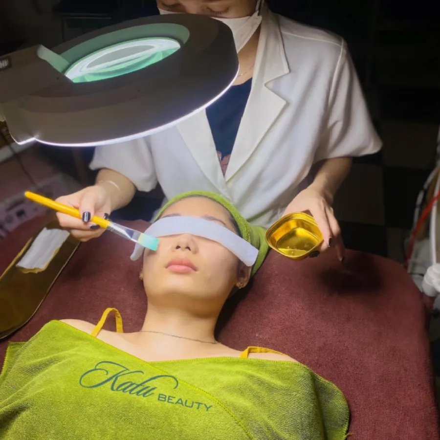 Ngoài kỹ thuật massage gội đầu, học viên còn được học thêm kiến thức chăm sóc da chuyên sâu