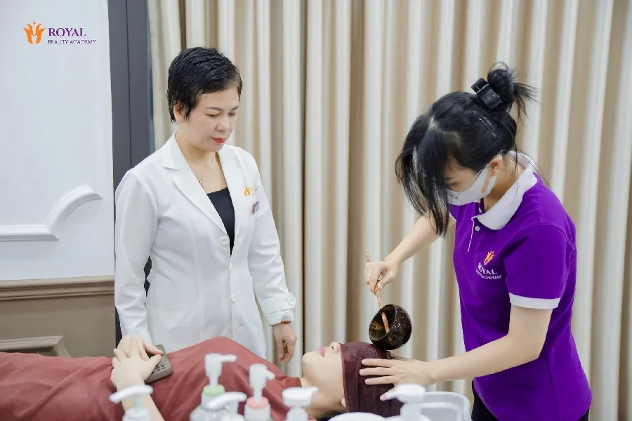 Royal Beauty Academy được đánh giá cao với chương trình đào tạo gội đầu dưỡng sinh bài bản tại Bình Dương