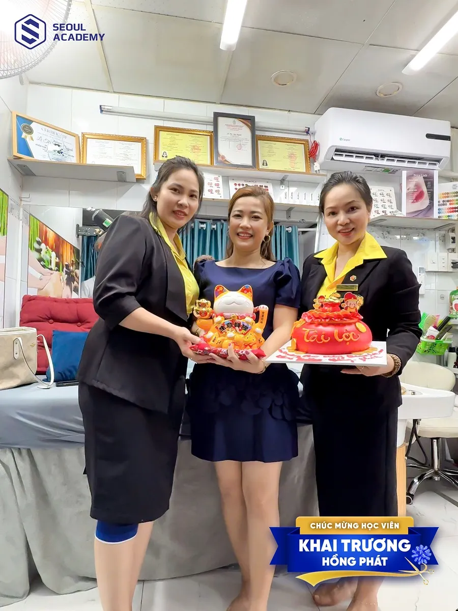 Giảng viên đến chúc mừng cựu học viên khai trương salon