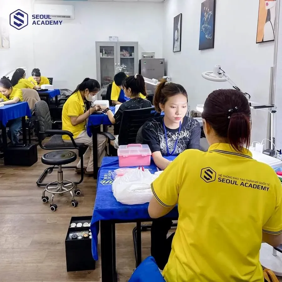 Học viên được thực hành trên mẫu thực